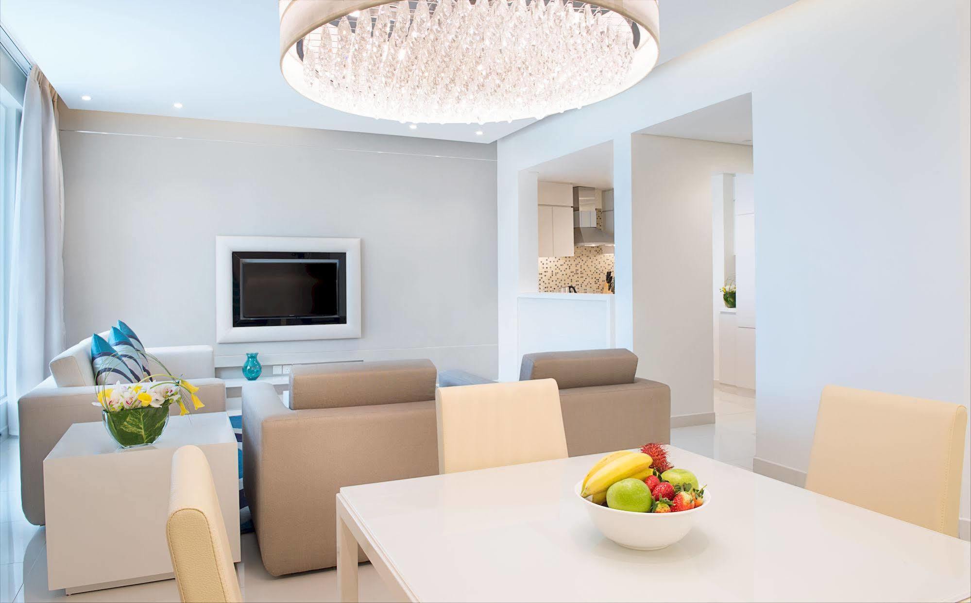 Damac Maison The Vogue Dubaj Zewnętrze zdjęcie A living room with a flat screen television
