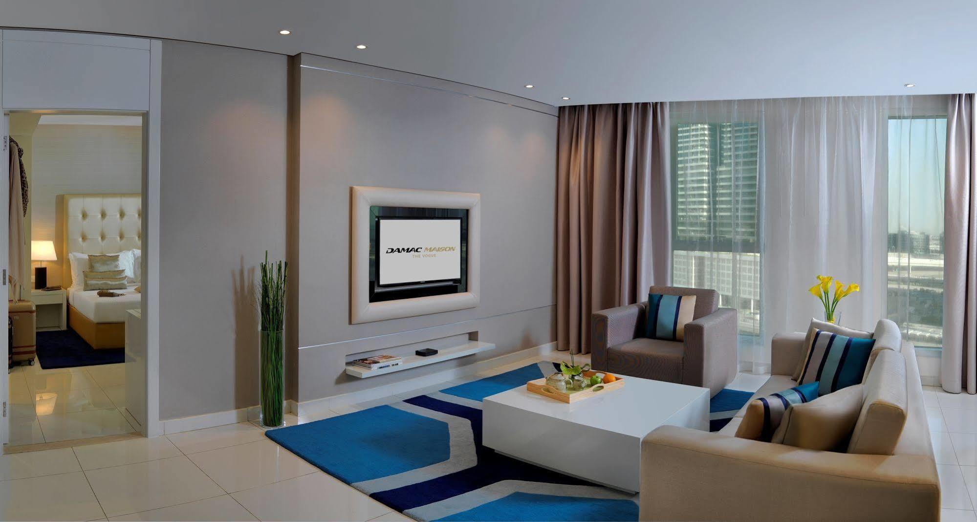 Damac Maison The Vogue Dubaj Zewnętrze zdjęcie A living room with a television
