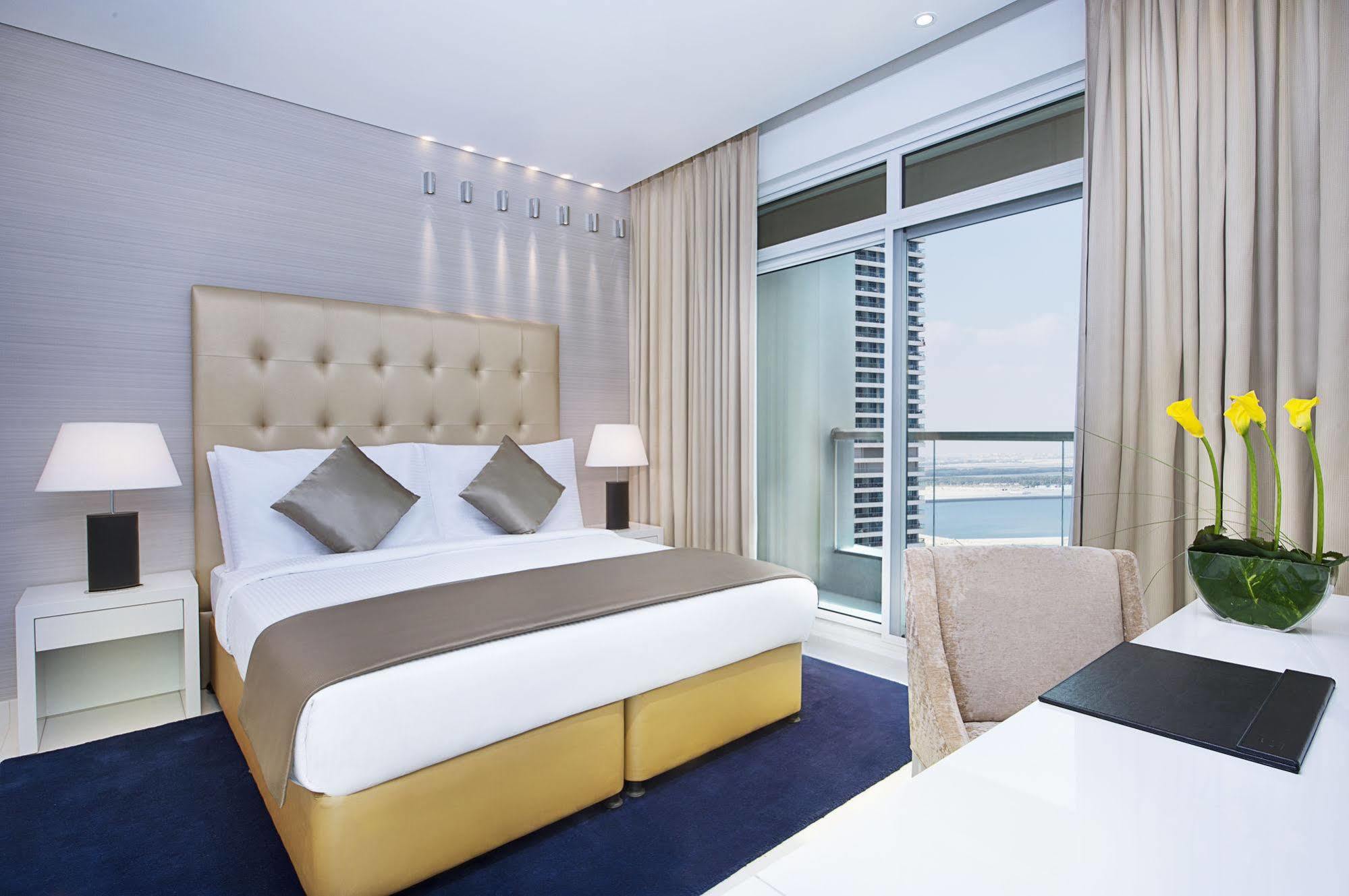Damac Maison The Vogue Dubaj Zewnętrze zdjęcie A bedroom at the Jumeirah Beach Hotel