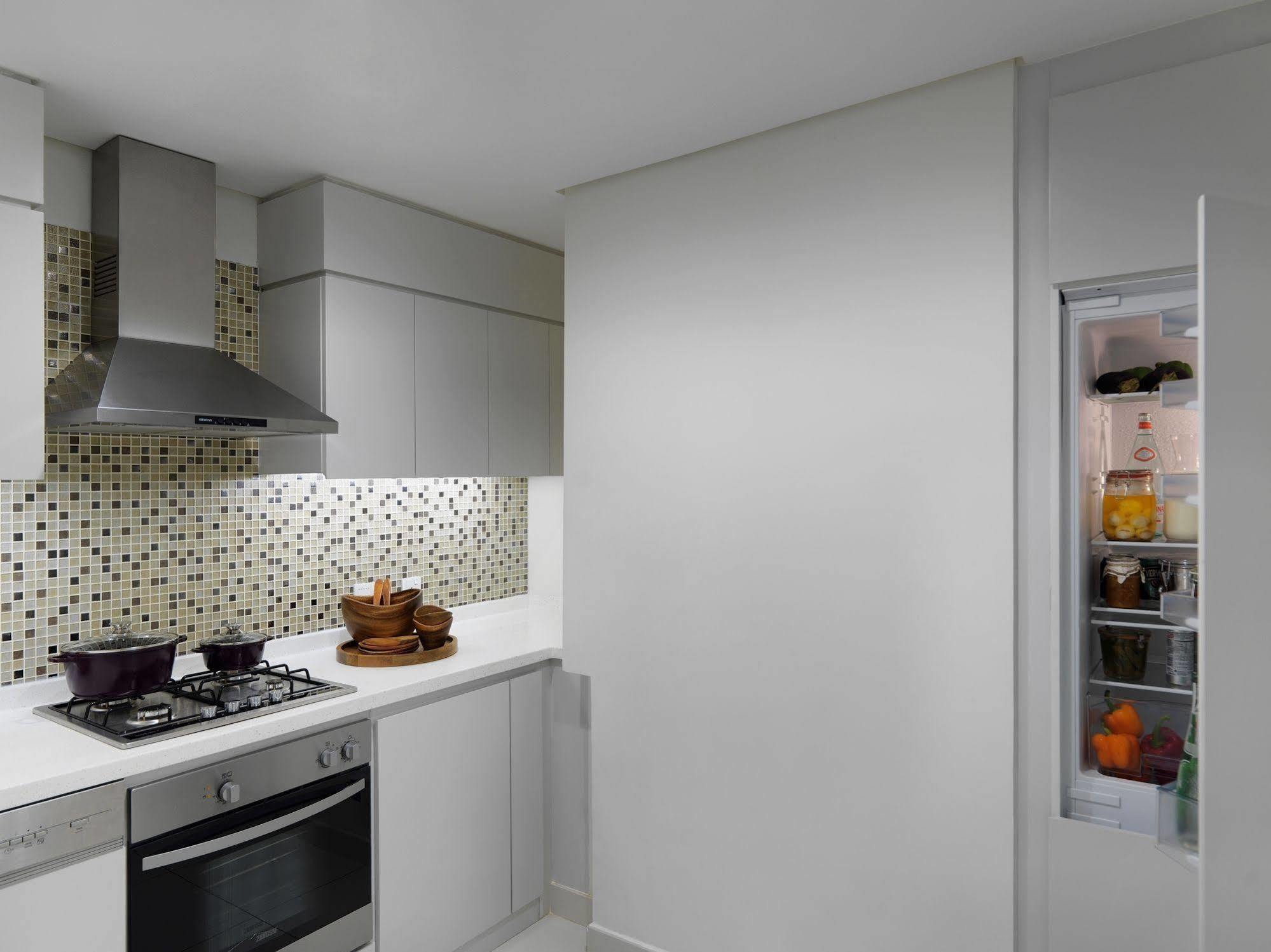 Damac Maison The Vogue Dubaj Zewnętrze zdjęcie A built-in refrigerator
