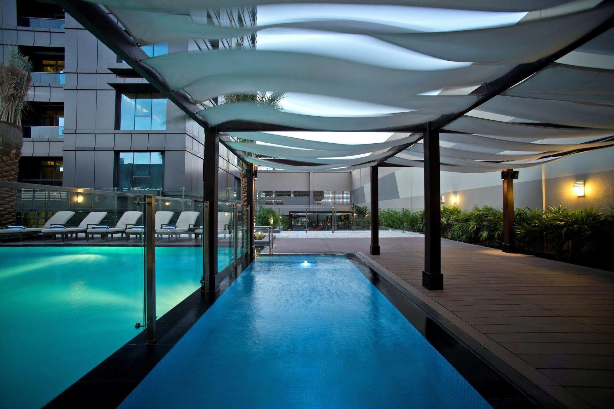 Damac Maison The Vogue Dubaj Zewnętrze zdjęcie The swimming pool at the hotel